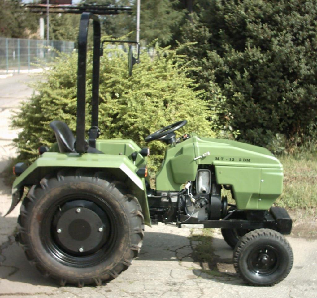 2.CARACTERISTICI PRINCIPALE Motor model 3 LD 450 Tipul tractorului: agricol cu două roţi motoare Numărul vitezelor 3+1 -pentru mers înainte 3 viteze dublate prin reductor cu două trepte - pentru mers
