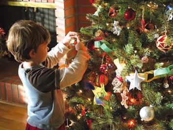 Tradi]ii populare de Cr\ciun [i de Anul Nou ÎNTREBĂRI De ce copiilor le place să împodobească bradul de Crăciun? Cum trebuie să se comporte copiii pentru a primi daruri de la Moș Crăciun?
