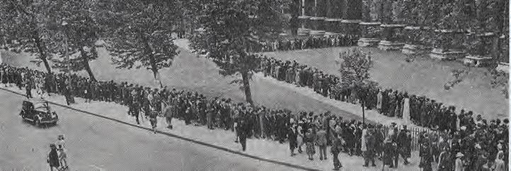 Milioane de britanici au răspuns acestei chemări, s-au adunat în mii de biserici să se roage pentru izbăvire, iar imaginea extraordinară de mai jos arată coada din fața catedralei Westminster, cu