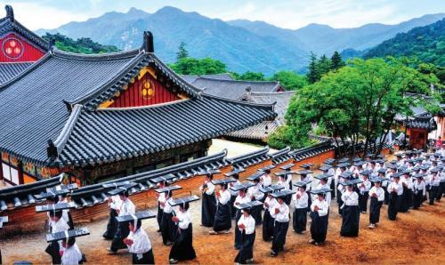 Complexul Funerar Daereungwon, in care se afla mormintele regilor si nobililor dinastiei Silla, unde vom afla mai multe despre cultura Coreei de acum 1.