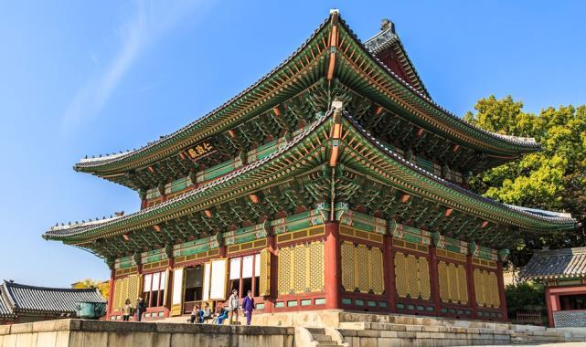 razboiului. Vom vizita apoi Muzeul de Istorie, prilej de a cunoaste cultura si istoria orasului Seoul incepand de la epoca de piatra pana in prezent, cu accent pe epoca dinastiei Joseon.