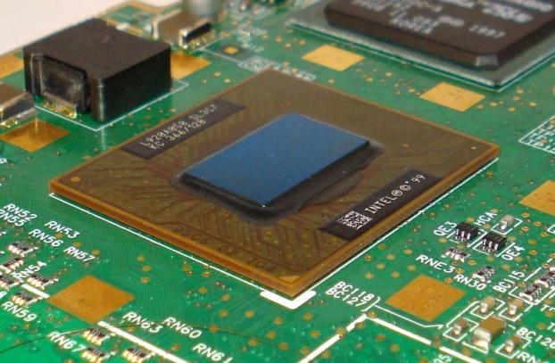 Fig.85. Exemplu de modul de memorie cu chip-uri BGA Fig.86. Exemplu de chipset Intel Actualmente toate chip-urile încapsulate BGA sunt de tip răsturnat (Flip-Chip).