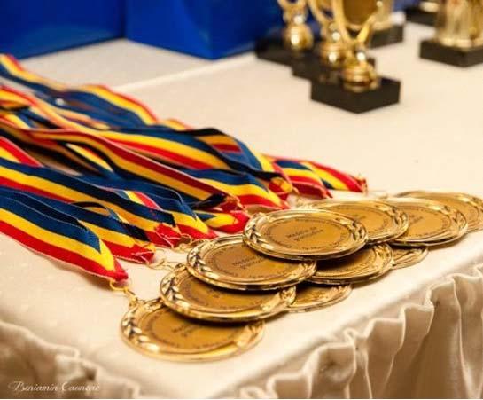 joi, 6 august 2015 educaþie cuvântul libertãþii / 9 Ministerul Educaþiei a publicat o listã deschisã cu olimpicii care vor lua burse de merit. 4 sunt din Craiova!