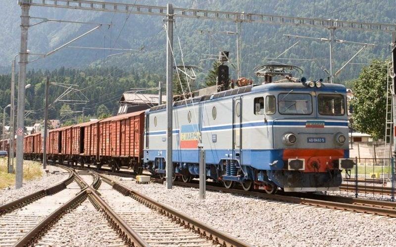 Capitolul V TRANSPORT FEROVIAR DE MARFĂ În România, operatorii feroviari de transport de marfă îşi desfăşoară activitatea pe o piaţă concurenţială, companiile cu capital privat fiind în competiţie