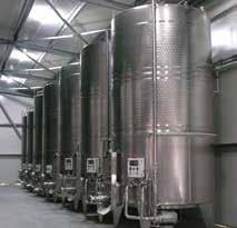 Vinurile sunt depozitate şi condiţionate în rezervoare de inox şi fermentatoare cu temperatură controlată şi, după caz, maturate în butoaie de stejar de 225 litri
