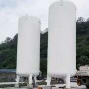 APLICAȚII : Vacuum insulated evaporator Pentru a fi stocate cantități mai mari de oxigen, oxigenul este lichefiat.